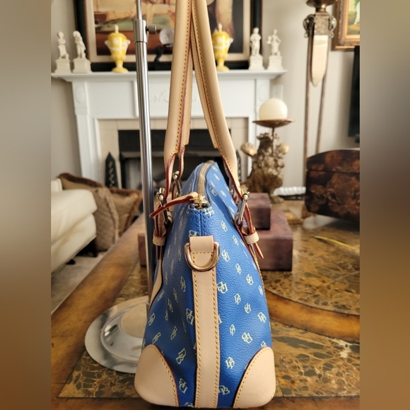 DOONEY & BOURKE SHOULDER BAG. - Picture 3 of 11